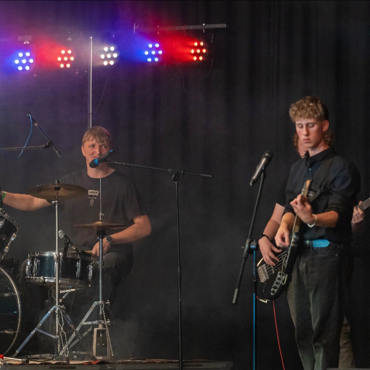 Drummer, Bassist und Sänger von Quint Felicity auf der Bühne beim Showbusiness 2024