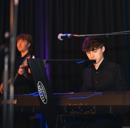 Pianist und Bassist von Quint Felicity auf der Bühne